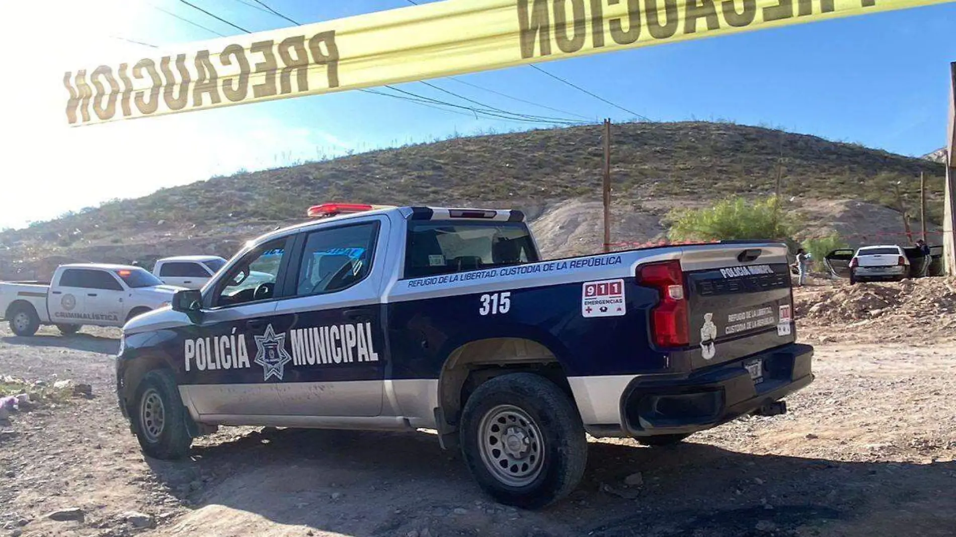 cuerpo en auto abandonado